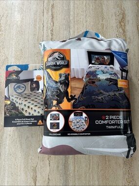 NEW 🆕 Jurassic World Reversible Comforter Set and Sheet Set for full bed